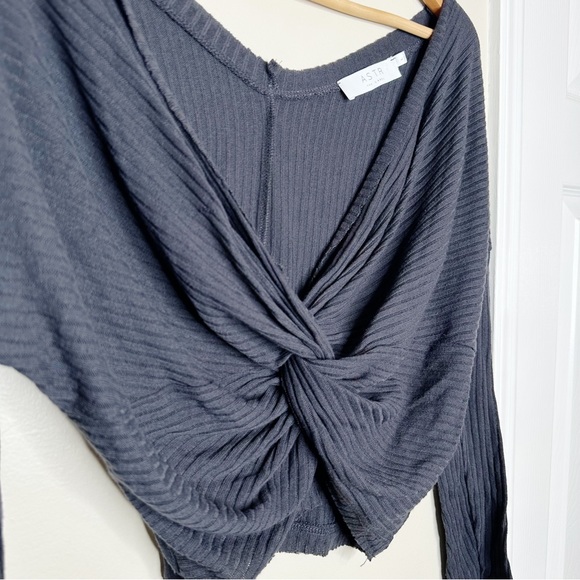 ASTR Twist Front Long Sleeve Crop Top - Picture 5 of 7